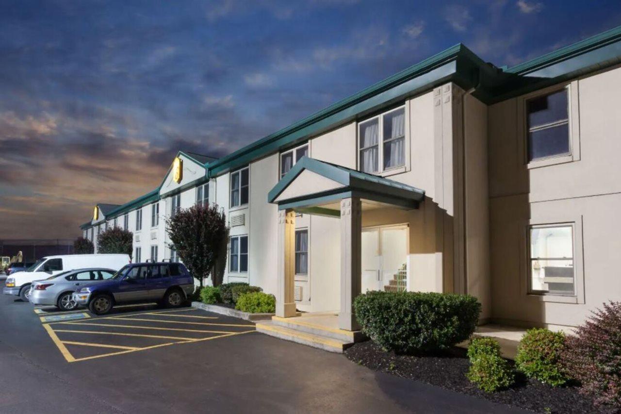 Super 8 By Wyndham Harrisburg Hershey West Екстер'єр фото